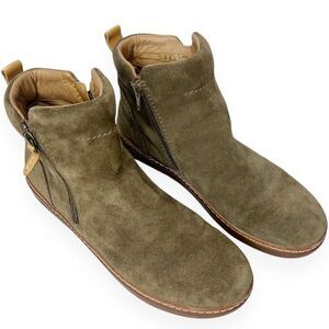 CLARKS Amberlee‎ Rosi Brown Suede Ankle Boots Zip Closure Flat Heel Size 8.5